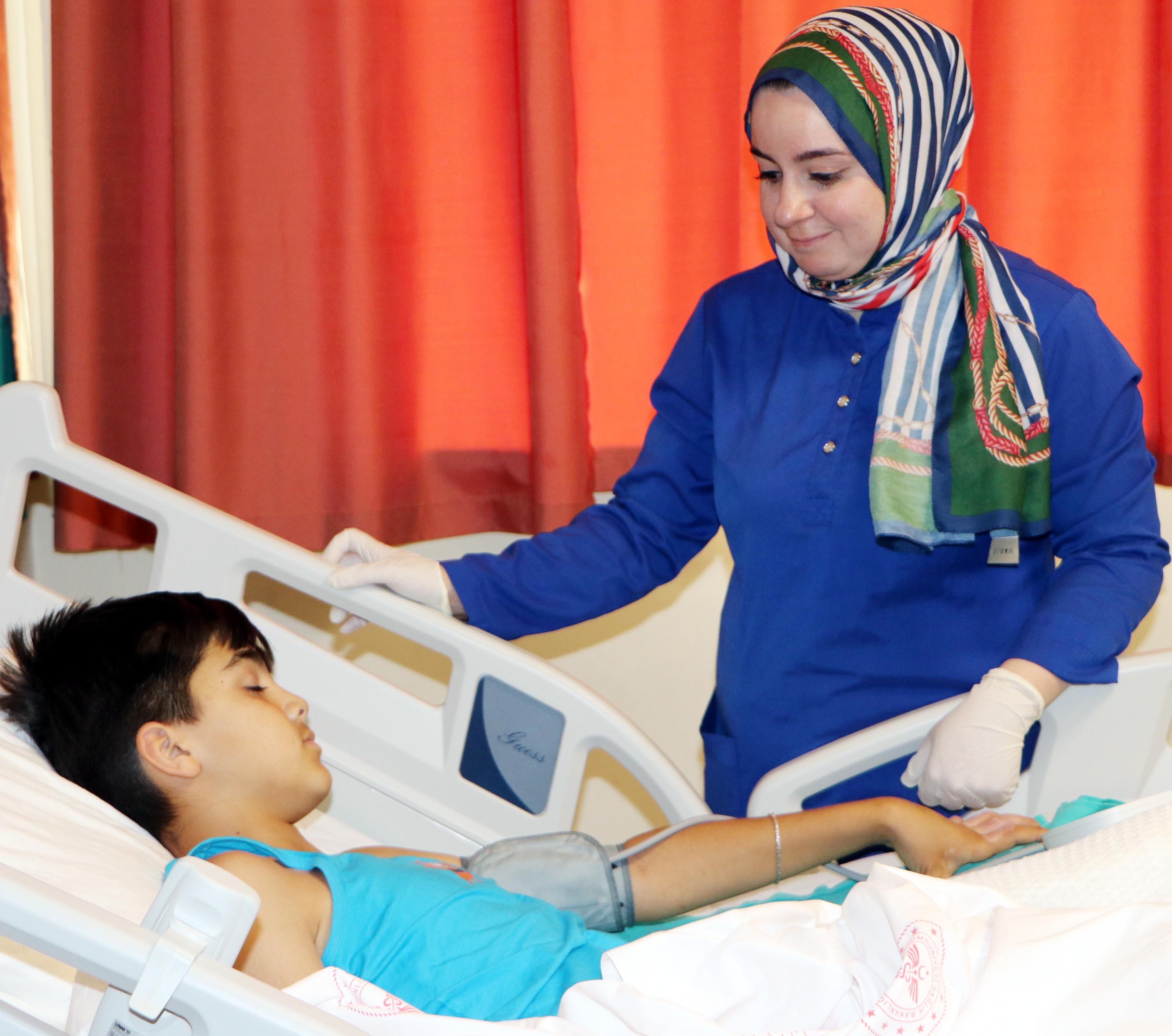  Erzurum'da Şaka yaparken arkadaşını kolonya ile yaktı