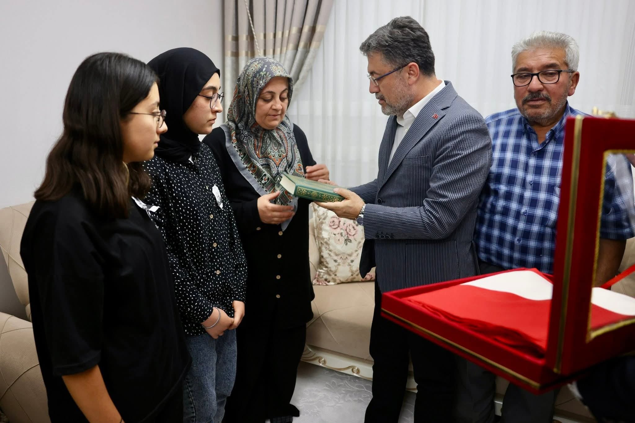 Bakan Yumaklı, şehit dozer operatörünün ailesini ziyaret etti 