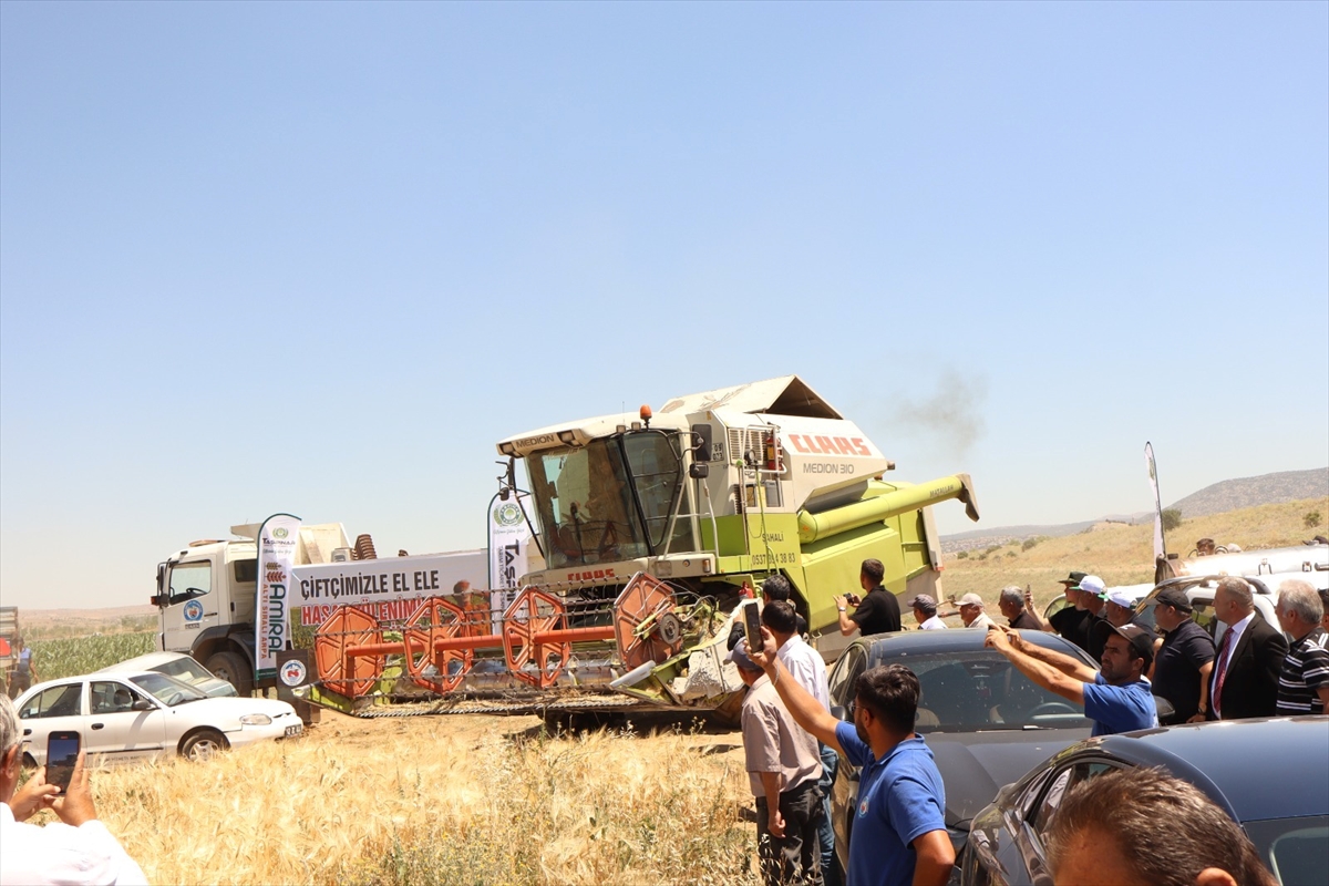 Yalıhüyük'te  500 bin metrekare arazinin hasadından elde edilen gelir hayır işlerinde kullanılacak