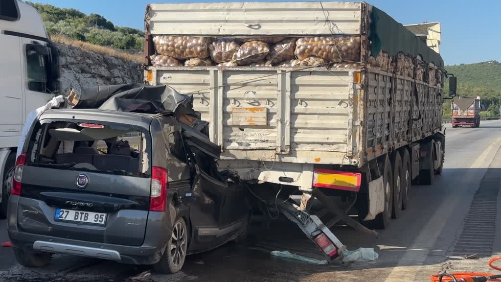Mersin'de otoyolda TIR’a arkadan çarpan hafif ticari araçtaki 5 kişi öldü 