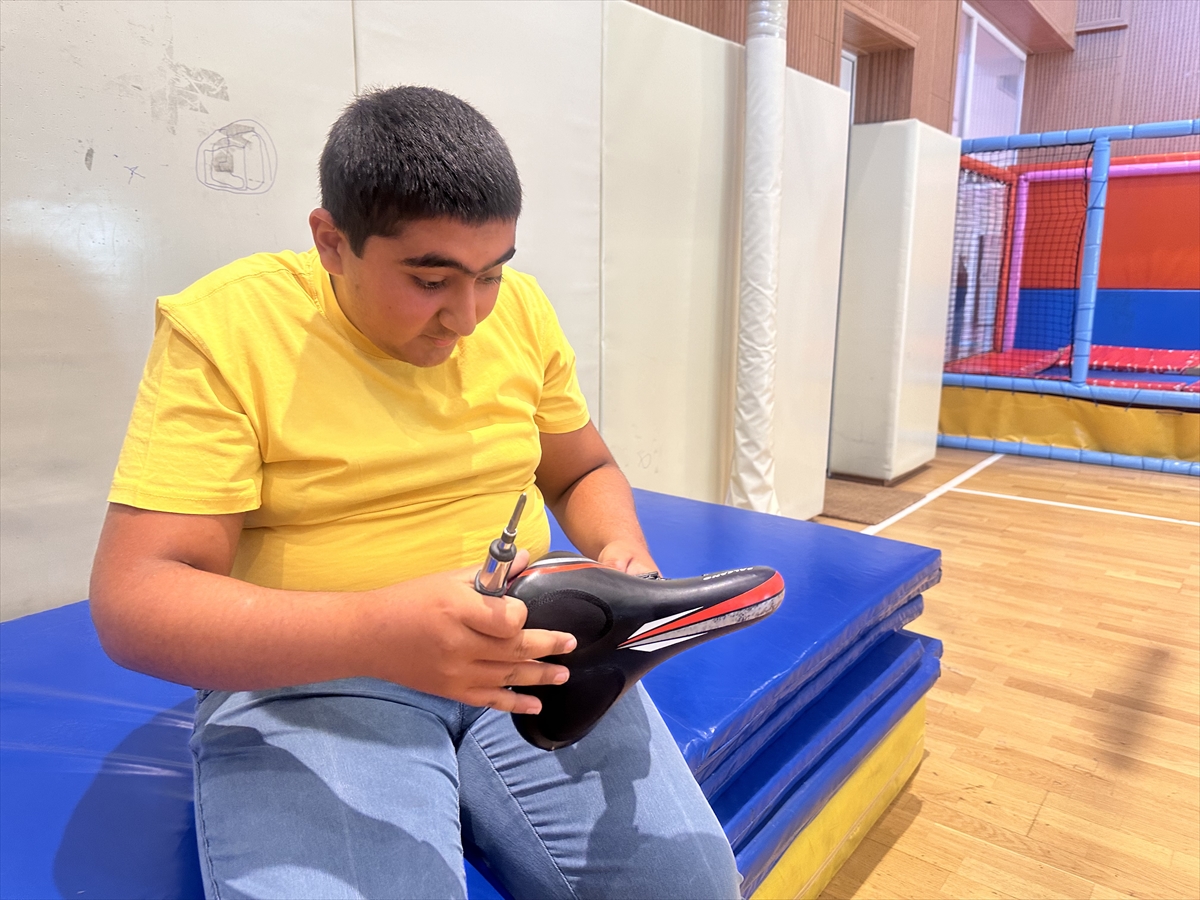 KONYA - Otizmli Yahya bisiklet tamirciliğini ve masa tenisi yeteneğini ilerletmek istiyor