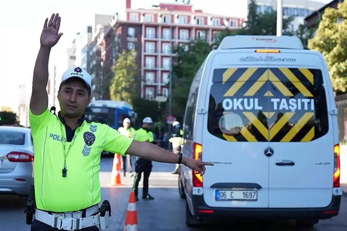 Okul Servisleri ve Toplu Taşımada Yeni Düzenleme: Kamera, Acil Buton ve Takip Cihazı Zorunluluğu Başlıyor