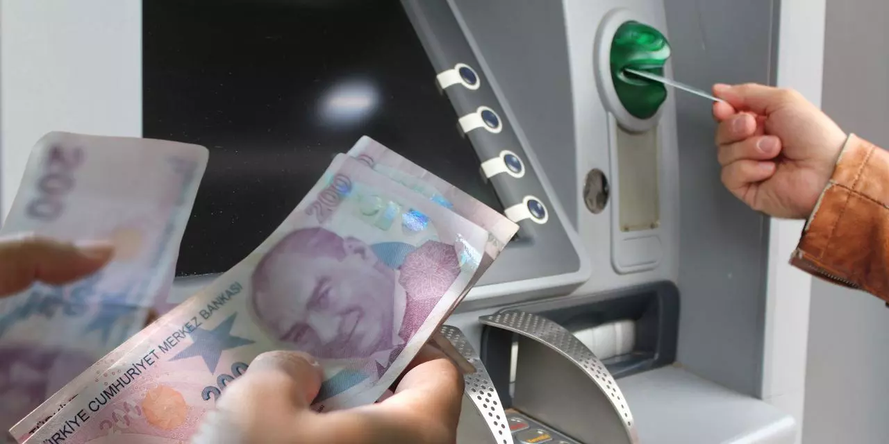 ATM'lerde Yeni Güvenlik Dönemi! Şifrenizi Güncellemezseniz Para Çekemeyeceksiniz