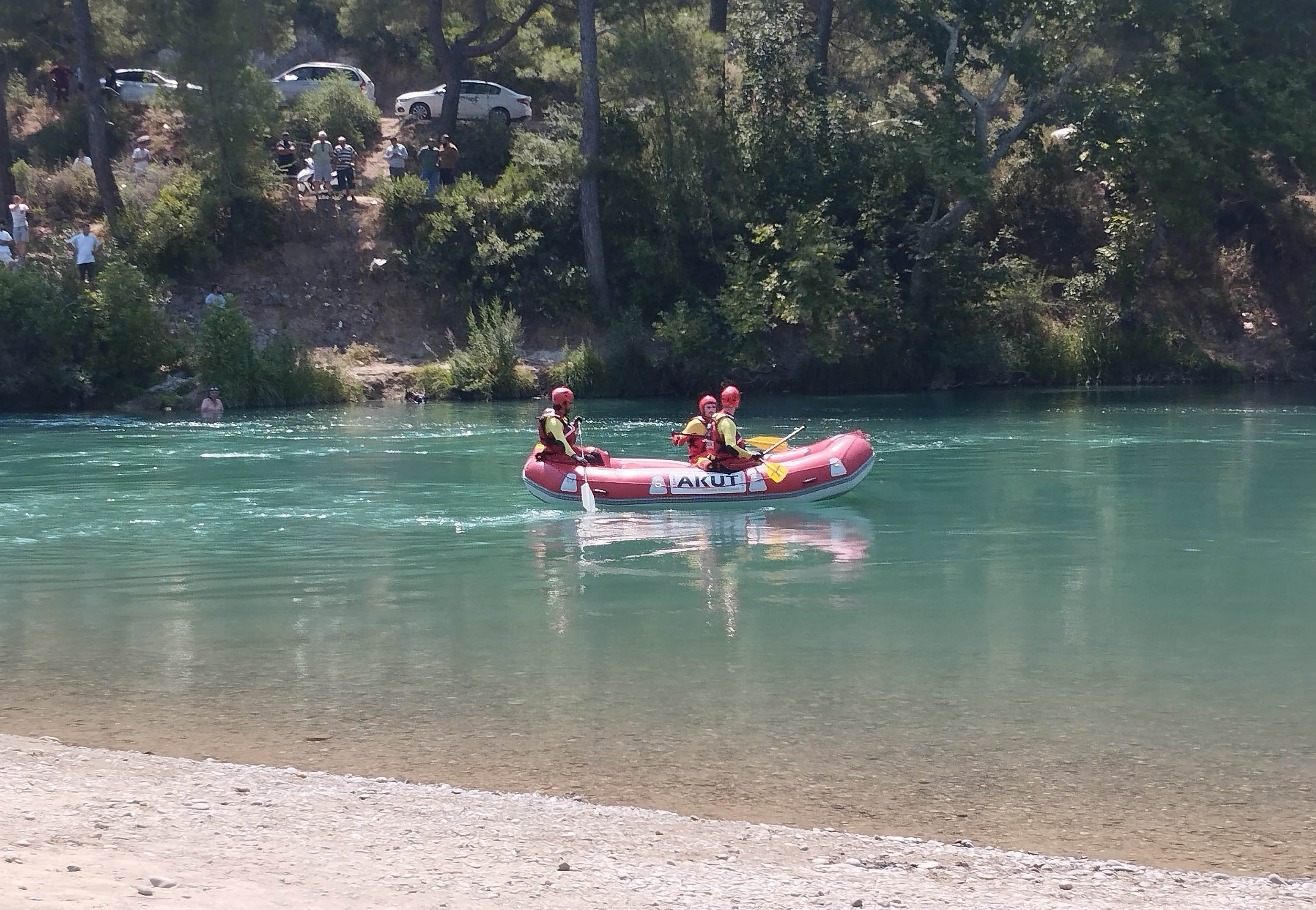 Irmağa düşen topu almak için suya atlayan Özgür kayboldu
