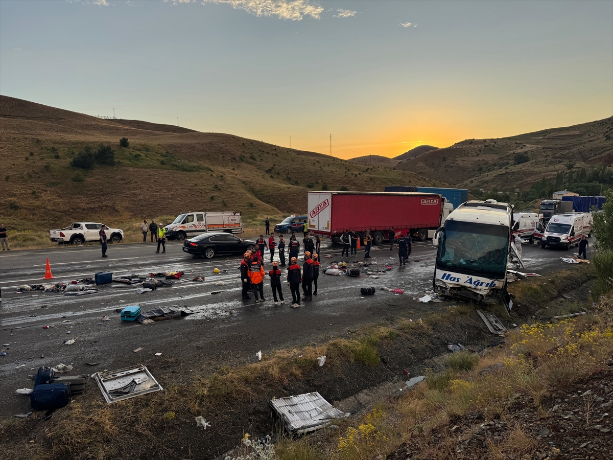 Sivas'ta feci kazada otobüs devrildi: İlk belirlemelere göre; üç ölü, 24 yaralı