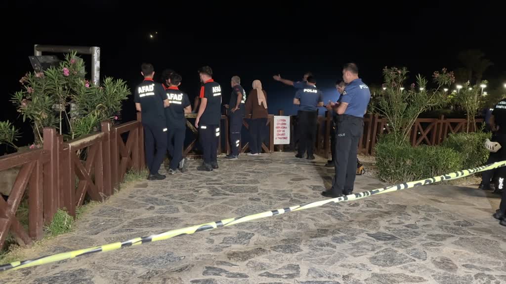 ANTALYA - Düden Şelalesi'nden denize düştüğü iddia edilen kişi için arama çalışması başlatıldı