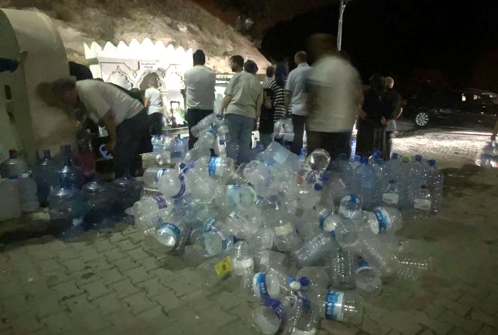 Konya  yolundaki Bulumya Çeşmesi'nde gece yarısı  su kuyruğu