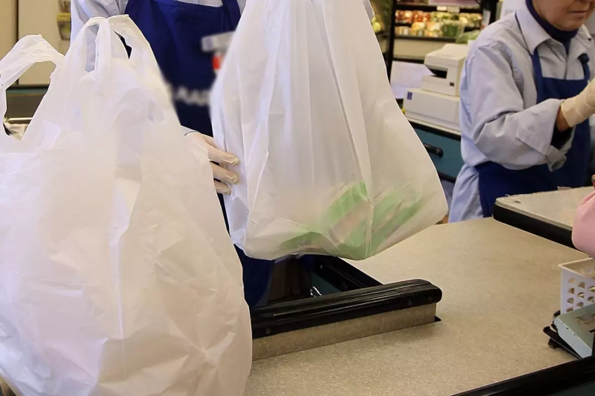 Plastik poşet yerine sadece kağıt ve bez çanta satan marketler yandı