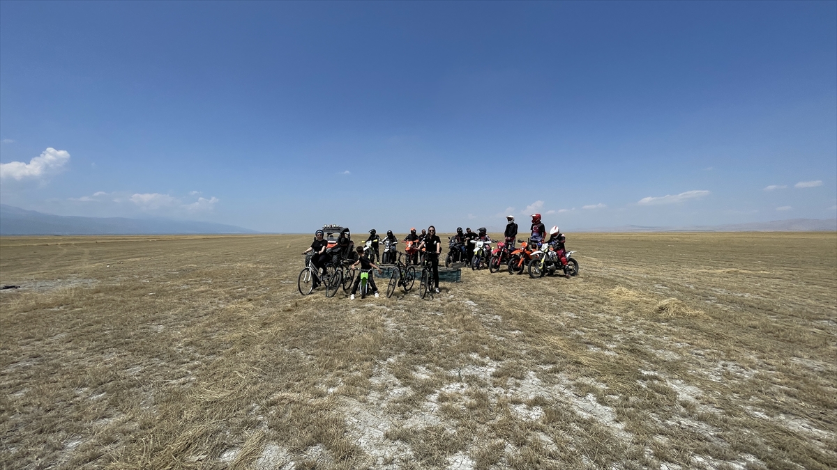 Kuruyan Akşehir Gölü'nden motosikletlerle geçtiler