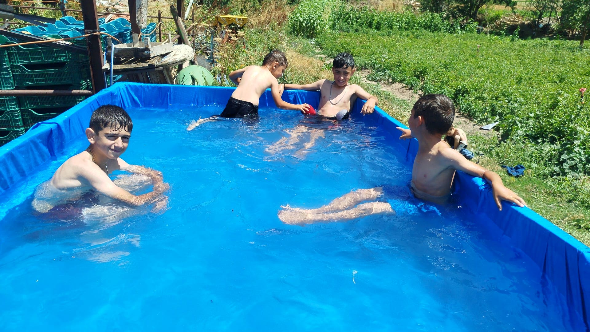 Seydişehir'de Çocukların Yaratıcı Serinleme Yöntemi: Traktör Römorkundan Havuz!