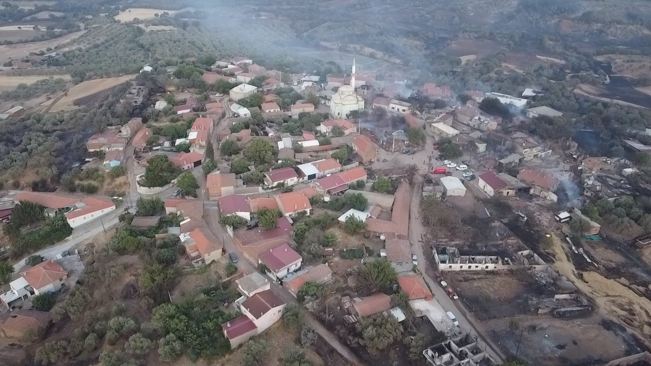 Çanakkale'deki orman yangını ikinci gününde; yanan alanlar ve evler havadan görüntülendi