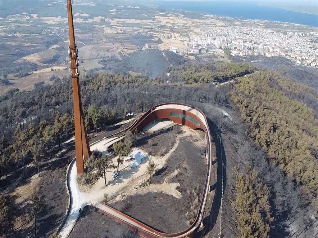 Çanakkale - Orman yangınında evinin bir bölümü yandı; geriye 3 tavuğu kaldı