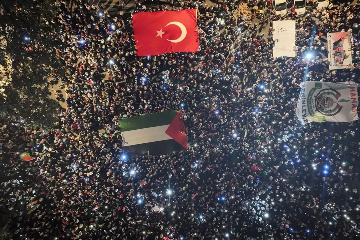 İstanbul'da binlerce kişi Gazze'ye umut ışığı olmak için yürüdü