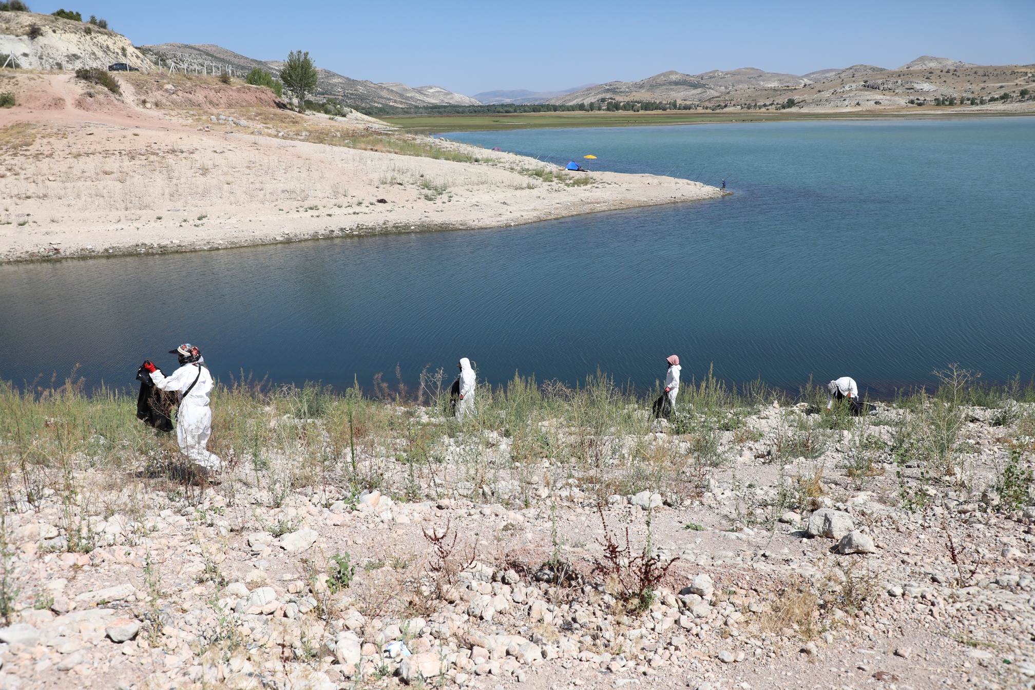ALTINAPA BARAJ GÖLÜ ÇEVRESİNDE TEMİZLİK ÇALIŞMASI YAPTI
