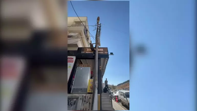 Şanlıurfa - Elektrik akımına kapılıp, direkten düştü: olay kamerada