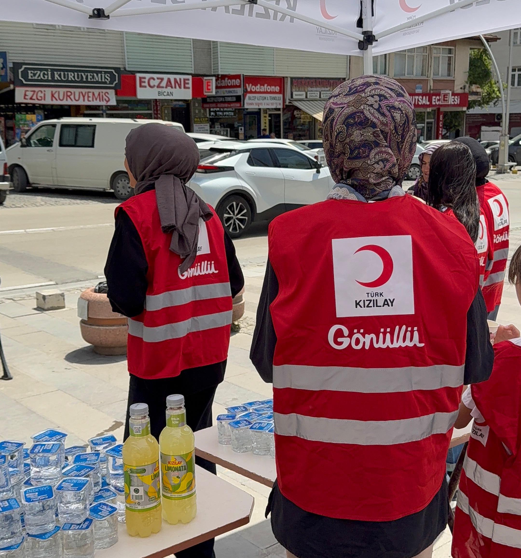 Kızılay Seydişehir Şubesi, Sıcak Havalarda Vatandaşlara Soğuk Su ve Limonata İkram Etti