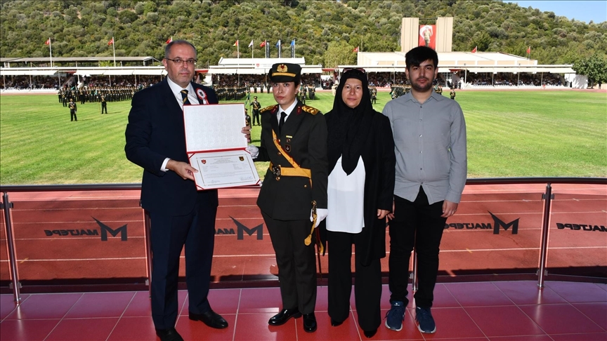 15 Temmuz şehidi Ömer Halisdemir'in kızı teğmen oldu