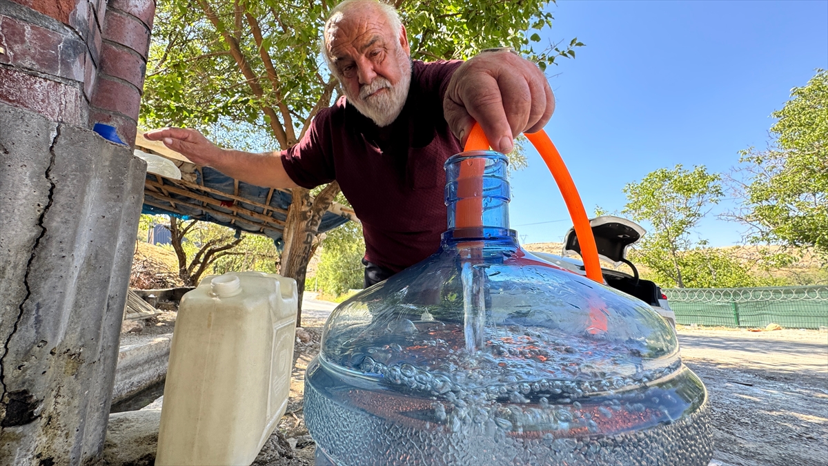 Tarihi çarşıdaki 2 asırlık taş oyma sebilin soğuk su geleneğini sürdürüyor