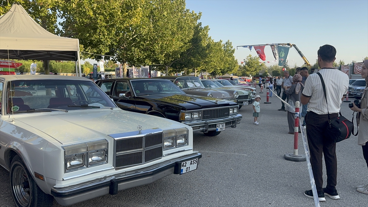 Konyada Klasik otomobil tutkunları 3. kez Konya'da buluştu