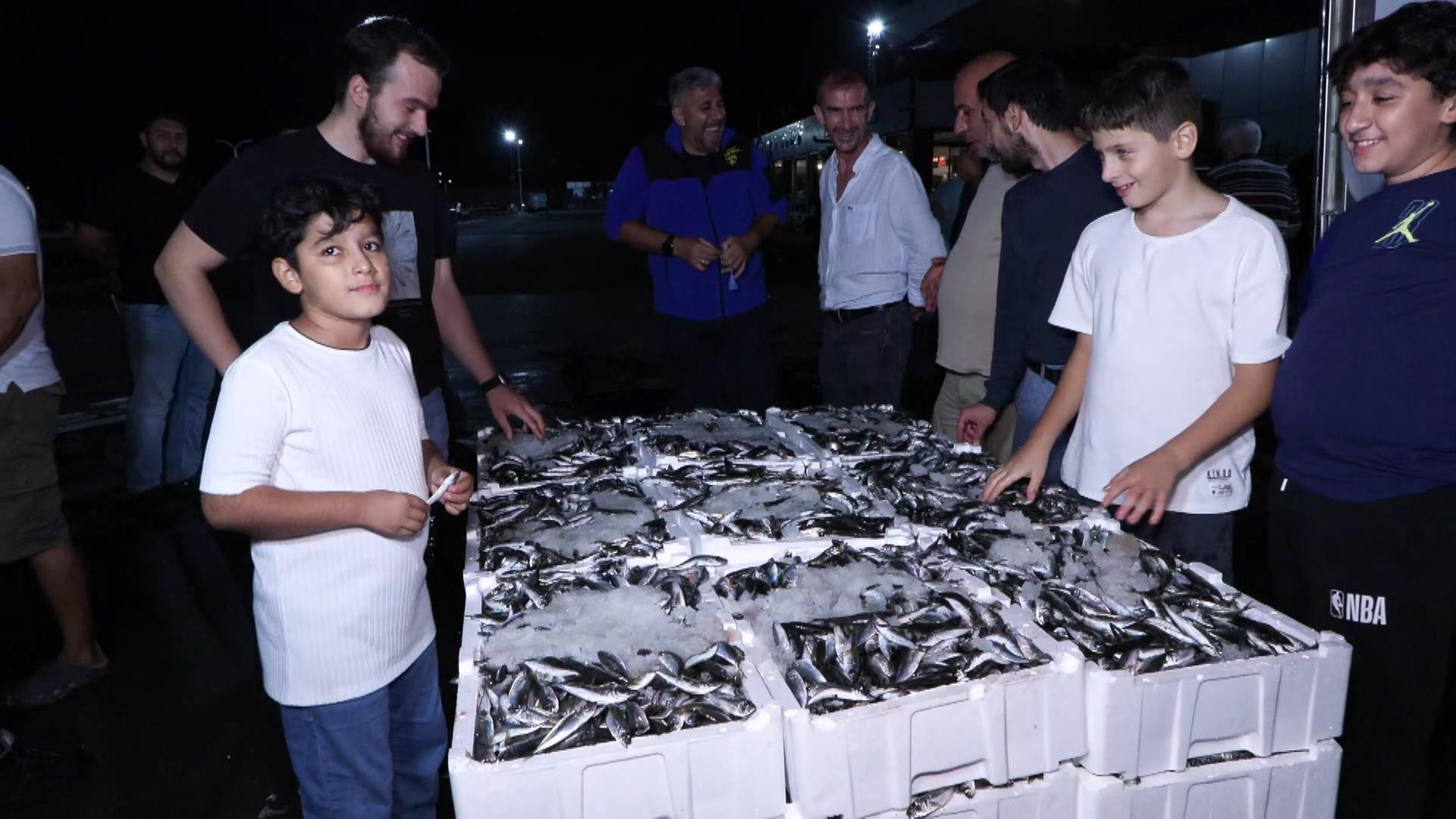 İstanbul - Balıkçılar sezonun ilk avından döndü