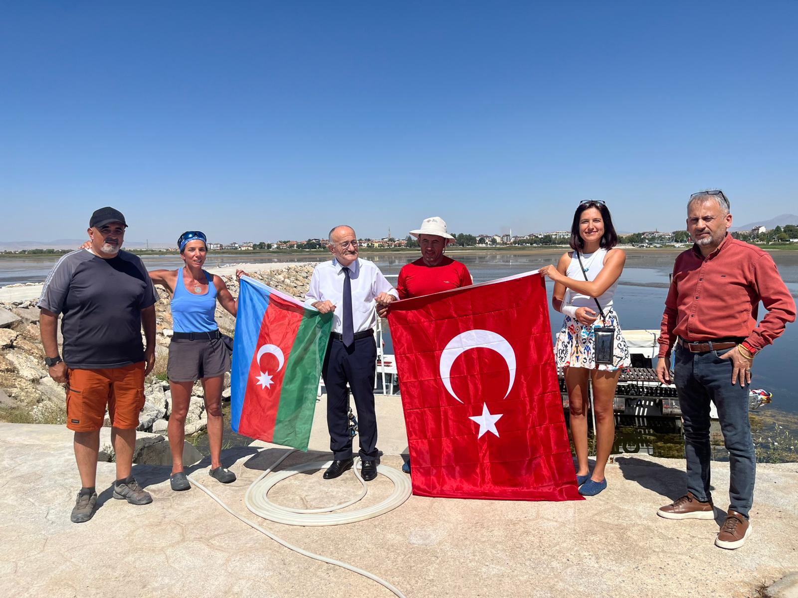 ‘İki devlet bir can Türkiye-Azerbaycan’ sloganıyla Beyşehir Gölü için kürek çektiler