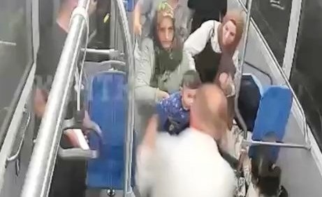 Otobüste nefes borusuna cips kaçan çocuğu, şoförün ‘Heimlich’ manevrası kurtardı