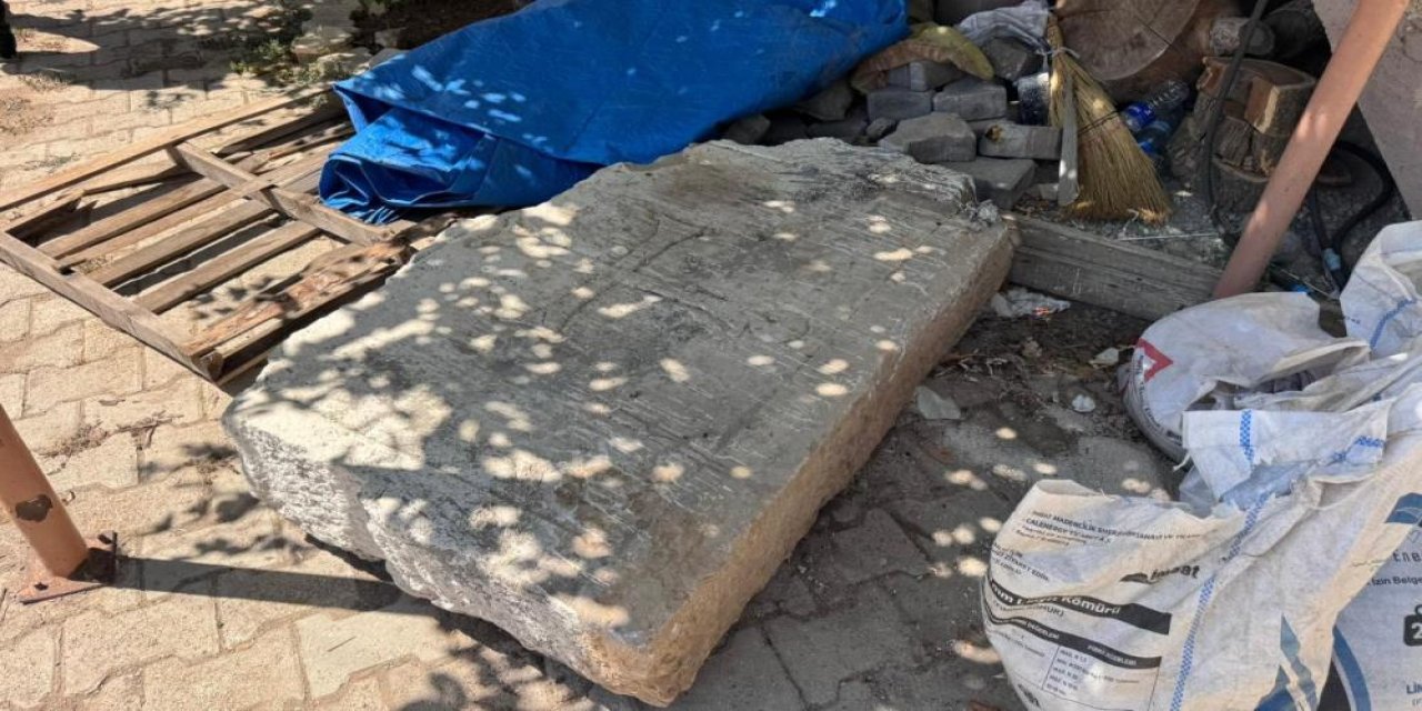 Beyşehir'de bina tadilatı sırasında üzerinde haç işareti olan mermer taş bulundu