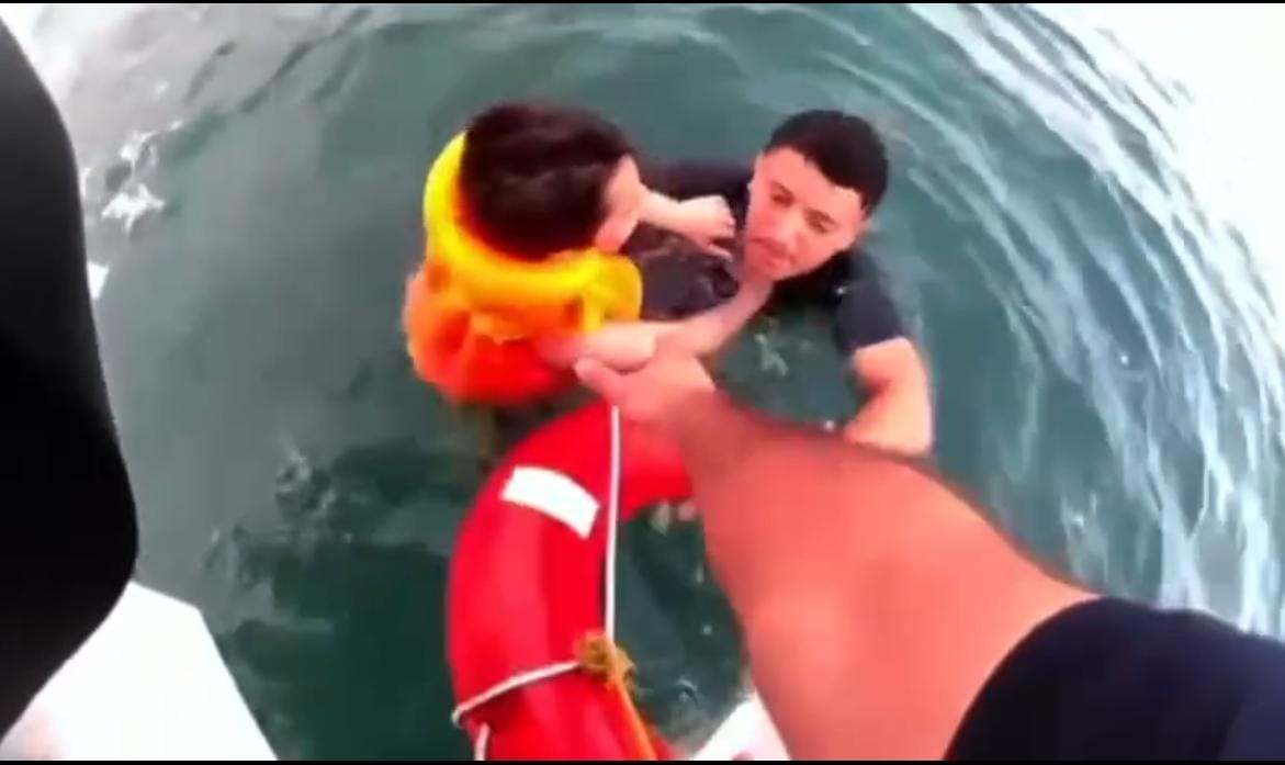 Can yeleğiyle denizde sürüklenen 6 yaşındaki çocuğun 1200 metre açıkta kurtarılması kamerada