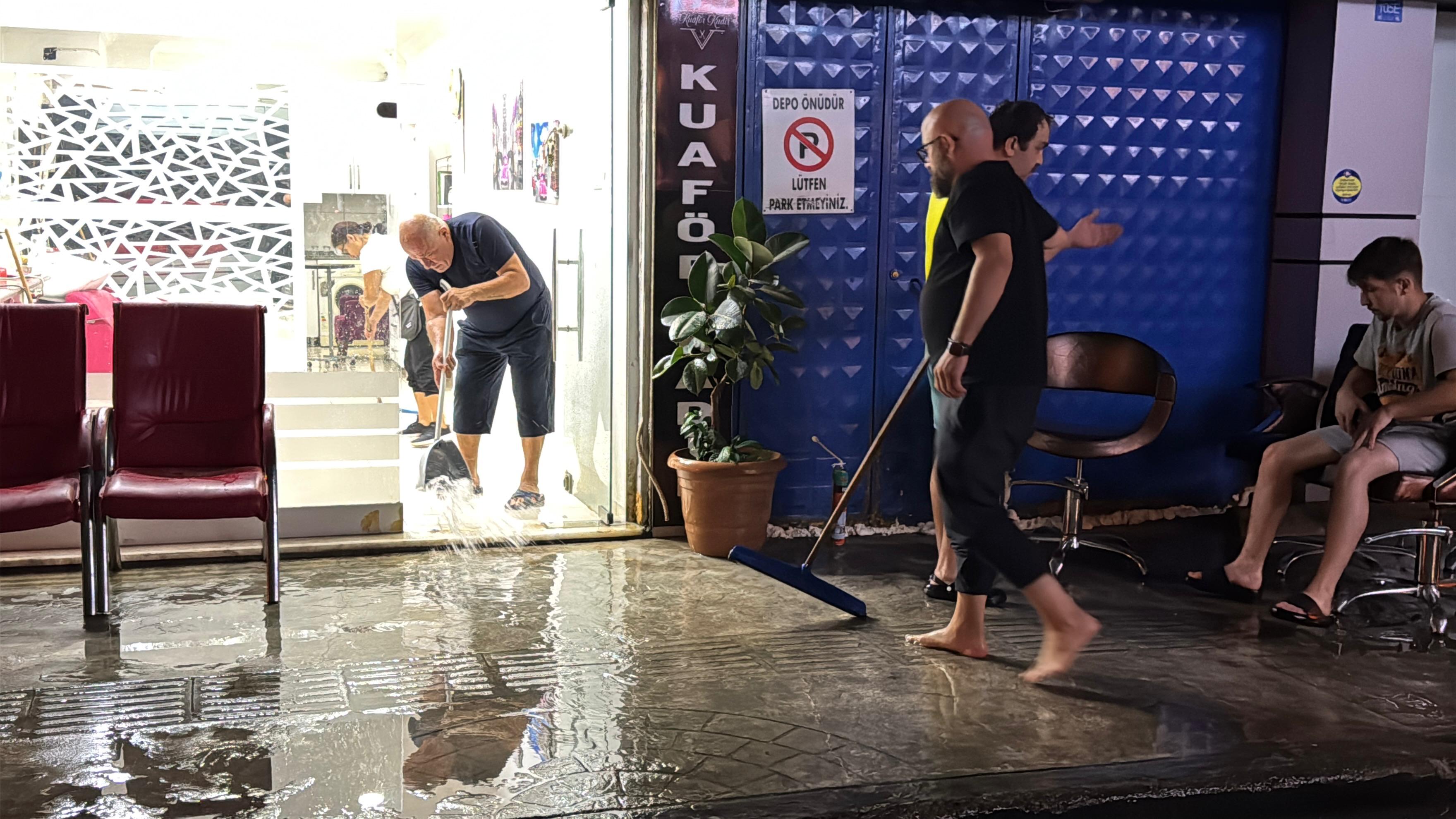 Ordu'da sağanak; cadde ve sokaklar suyla doldu