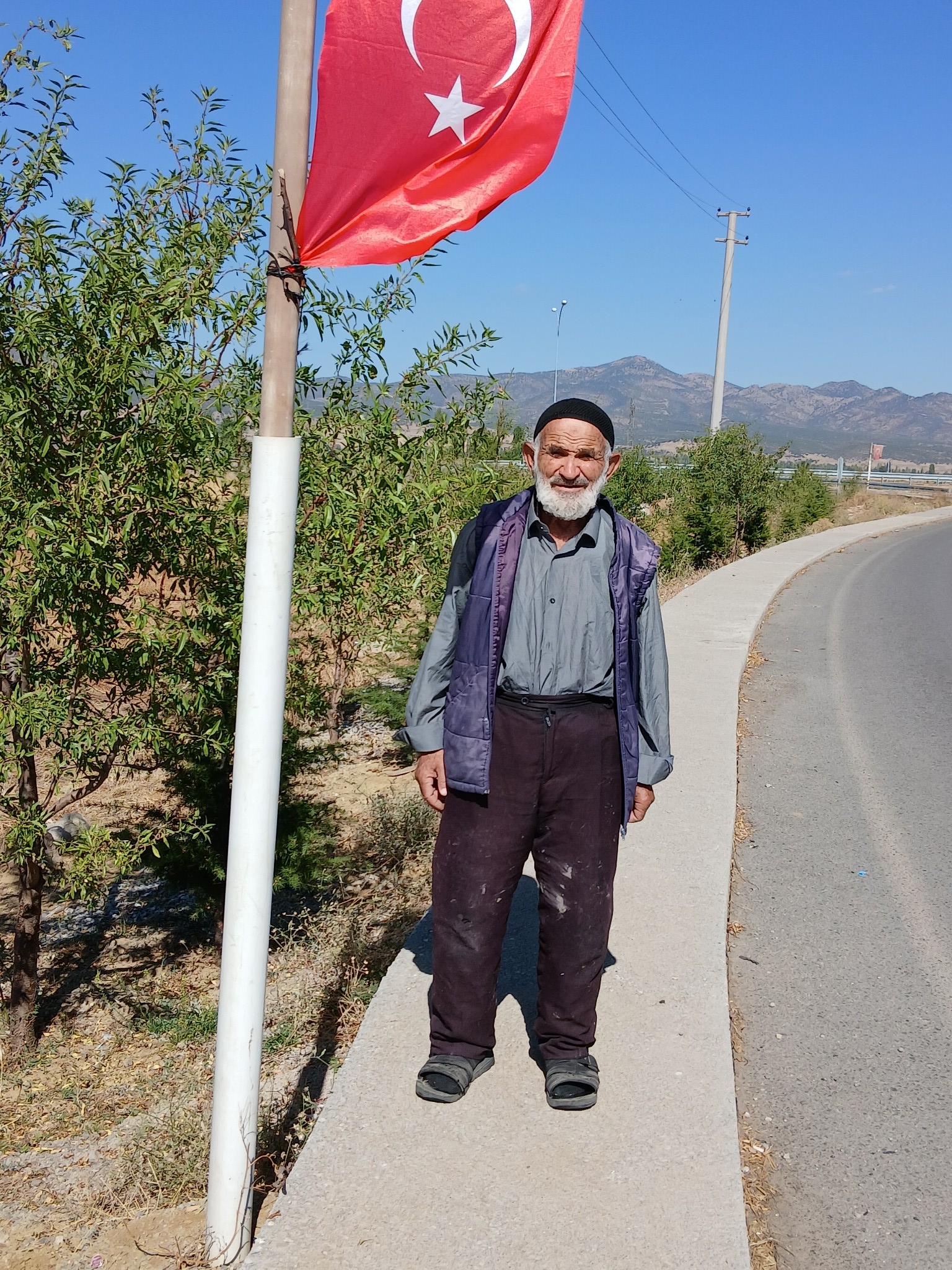 Seydişehir'in 'Ağaç Dedesi' Adil Bilen, Pazar Arabasıyla Su Taşıyıp Diktiği 250 Ağacı Suluyor