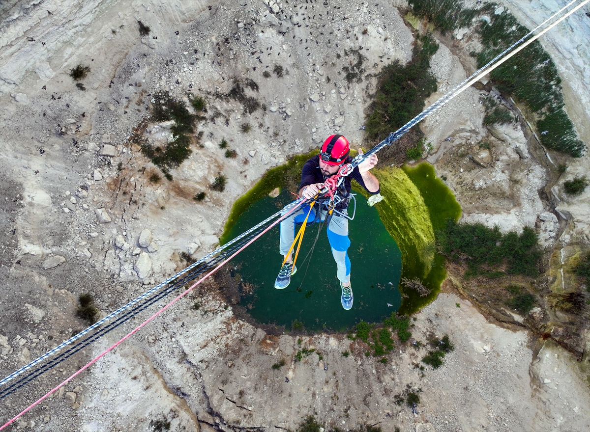  Dağcılar Konya'da  Kuraklığın Tehlikesine Dikkat Çekmek İçin Obruğa İndi