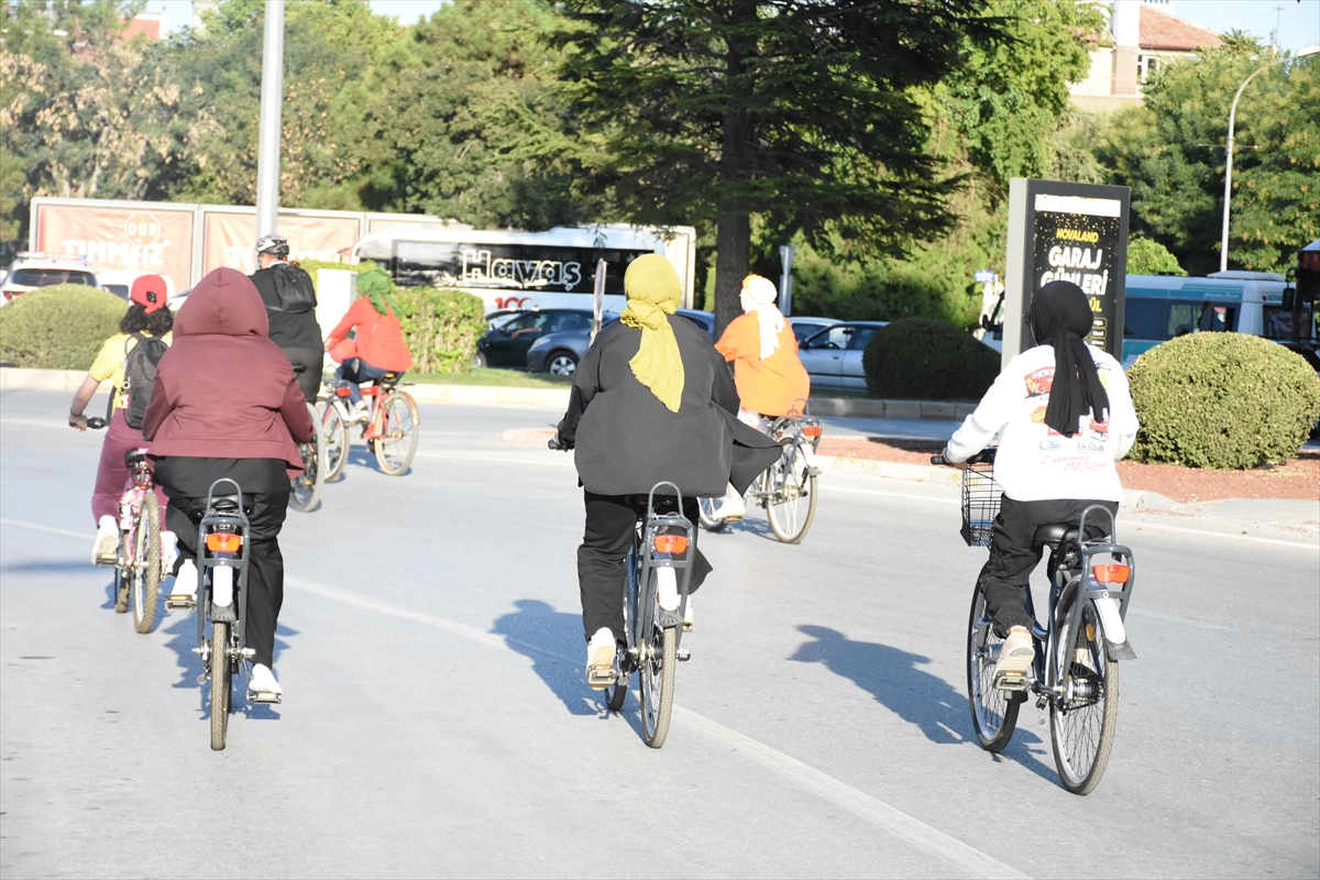 Konya'da kadınlar, Dünya Otomobilsiz Kentler Günü'ne dikkati çekmek için pedal çevirdi