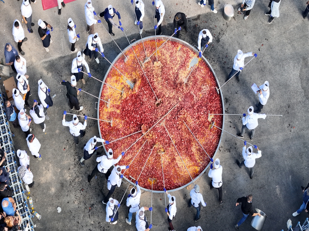 Afyon'da 1930 kilo ağırlığındaki sucuklu yumurtayla dünya rekoru kırıldı