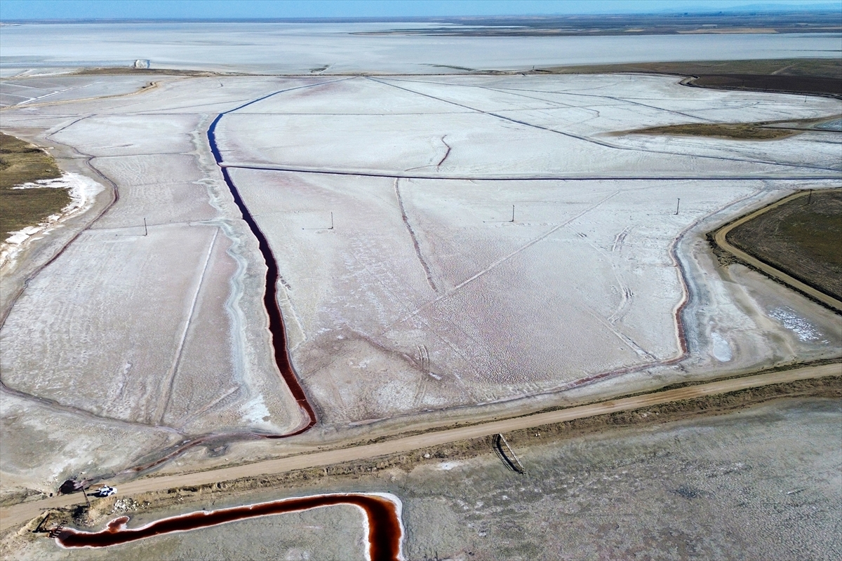 Konya'da kuruyan Tersakan ve Bolluk gölünden geriye tuz tabakası kaldı