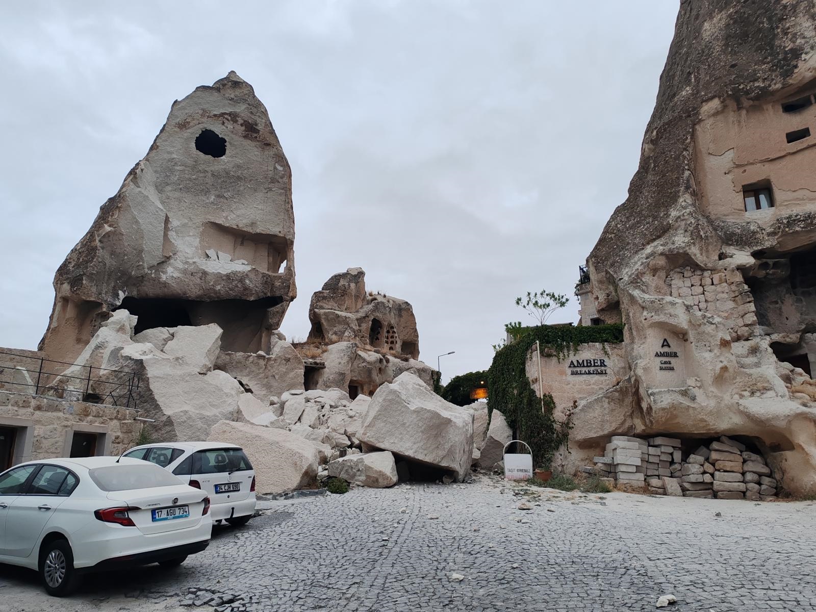 Kapadokya’da peribacasının bir kısmı yıkıldı