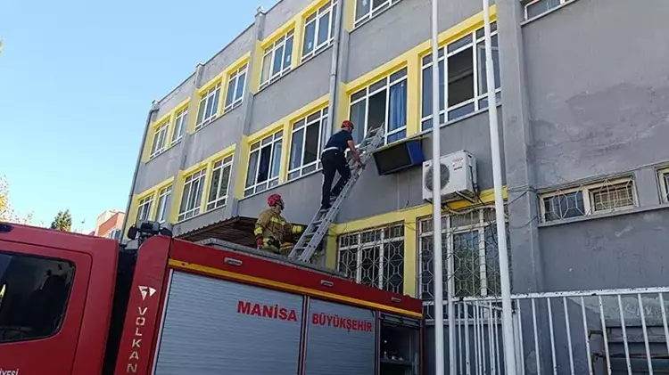 Manisa'da okulda mahsur kalan 3 öğrenciyi itfaiye kurtardı