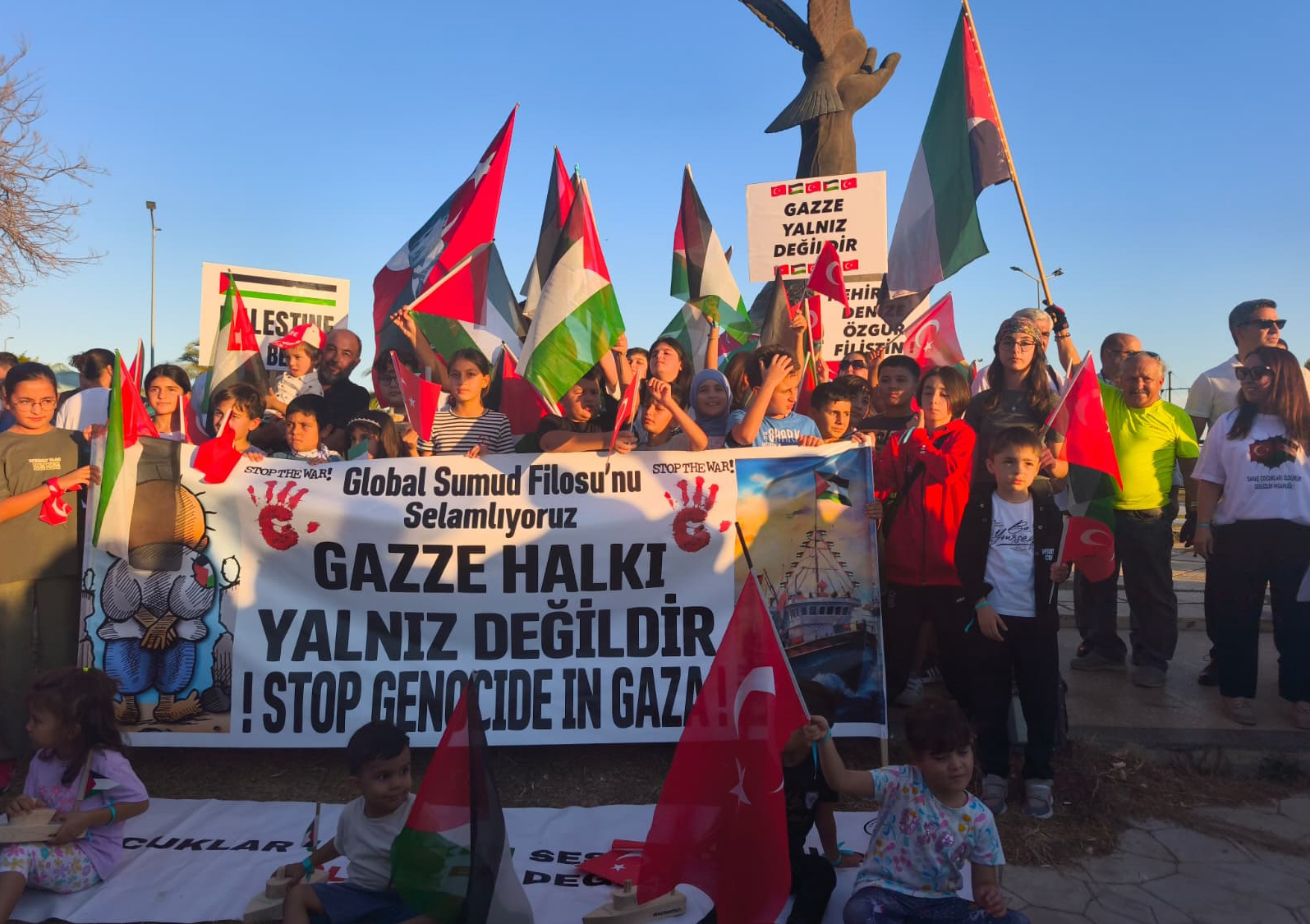 Mersin'de 'Küresel Sumud Filosu' selamlandı