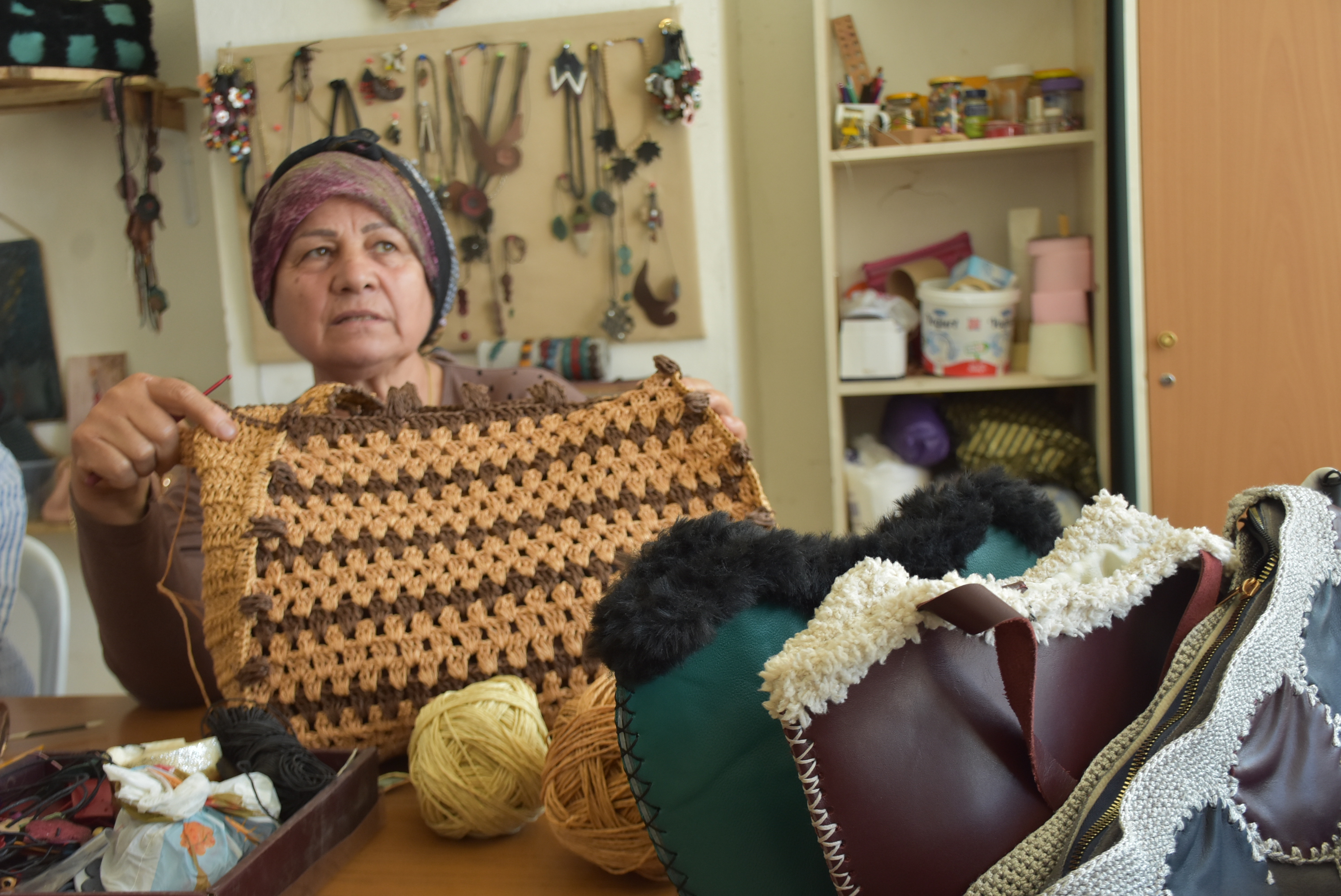 Kadın üreticiler, atık kağıtları sepete dönüştürdü