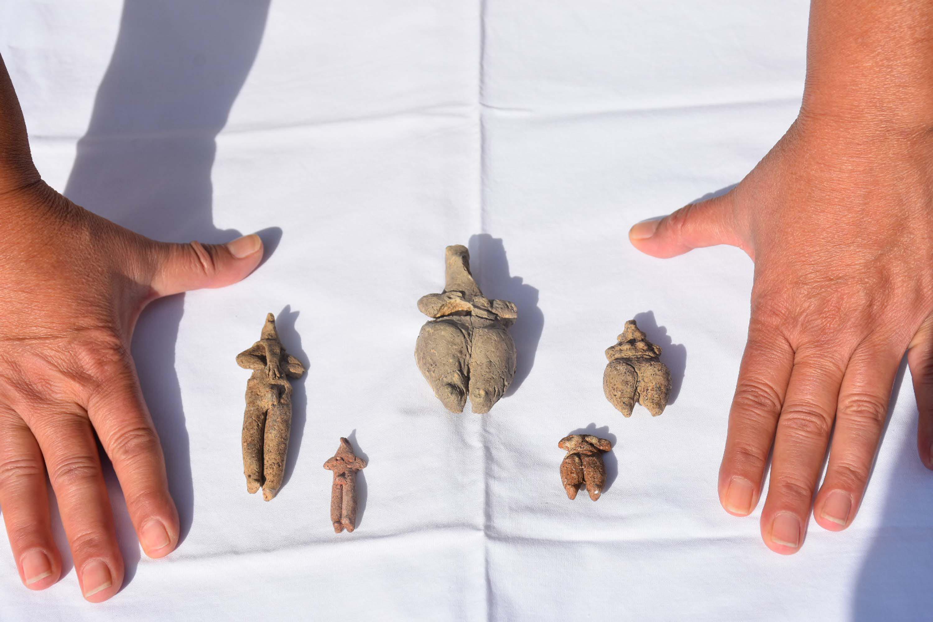 Ulucak Höyüğü'nde 8 bin yıllık 5 heykelcik bulundu