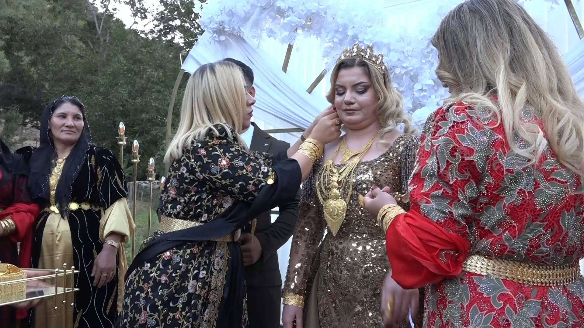 Şırnak’taki düğünde gelin ve damada 3 milyon TL ile 1,5 kilo altın takıldı