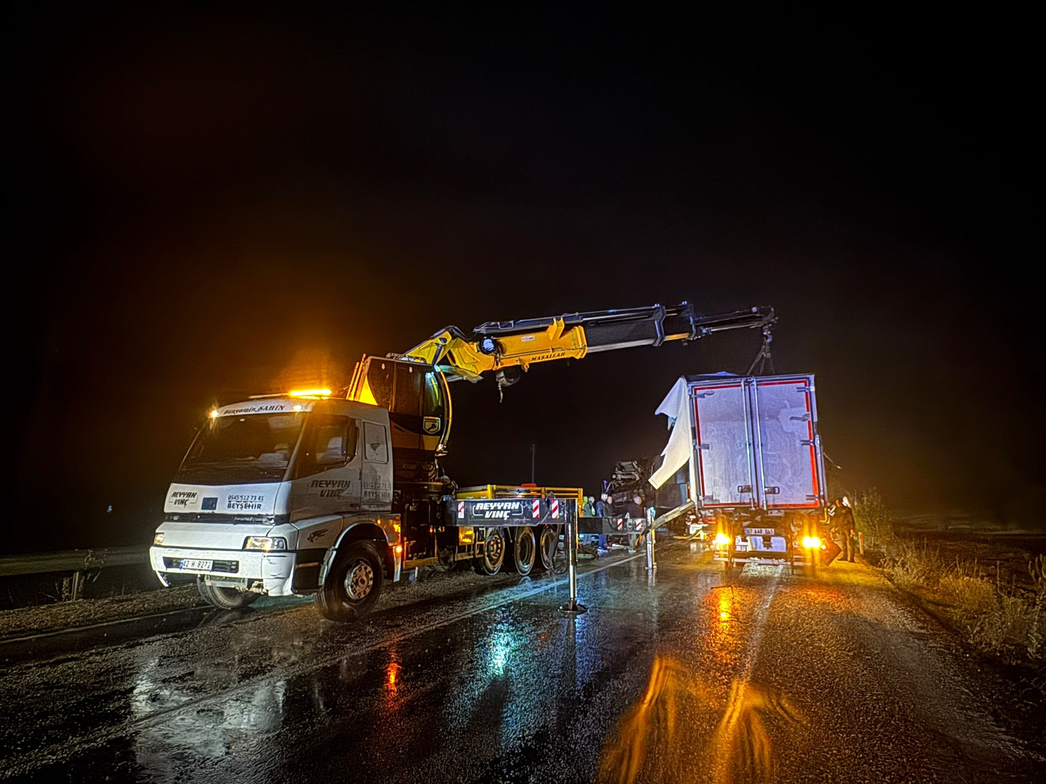 Beyşehirde  tır ile kamyonetin çarpıştığı kazada 1 kişi öldü, 2 kişi yaralandı