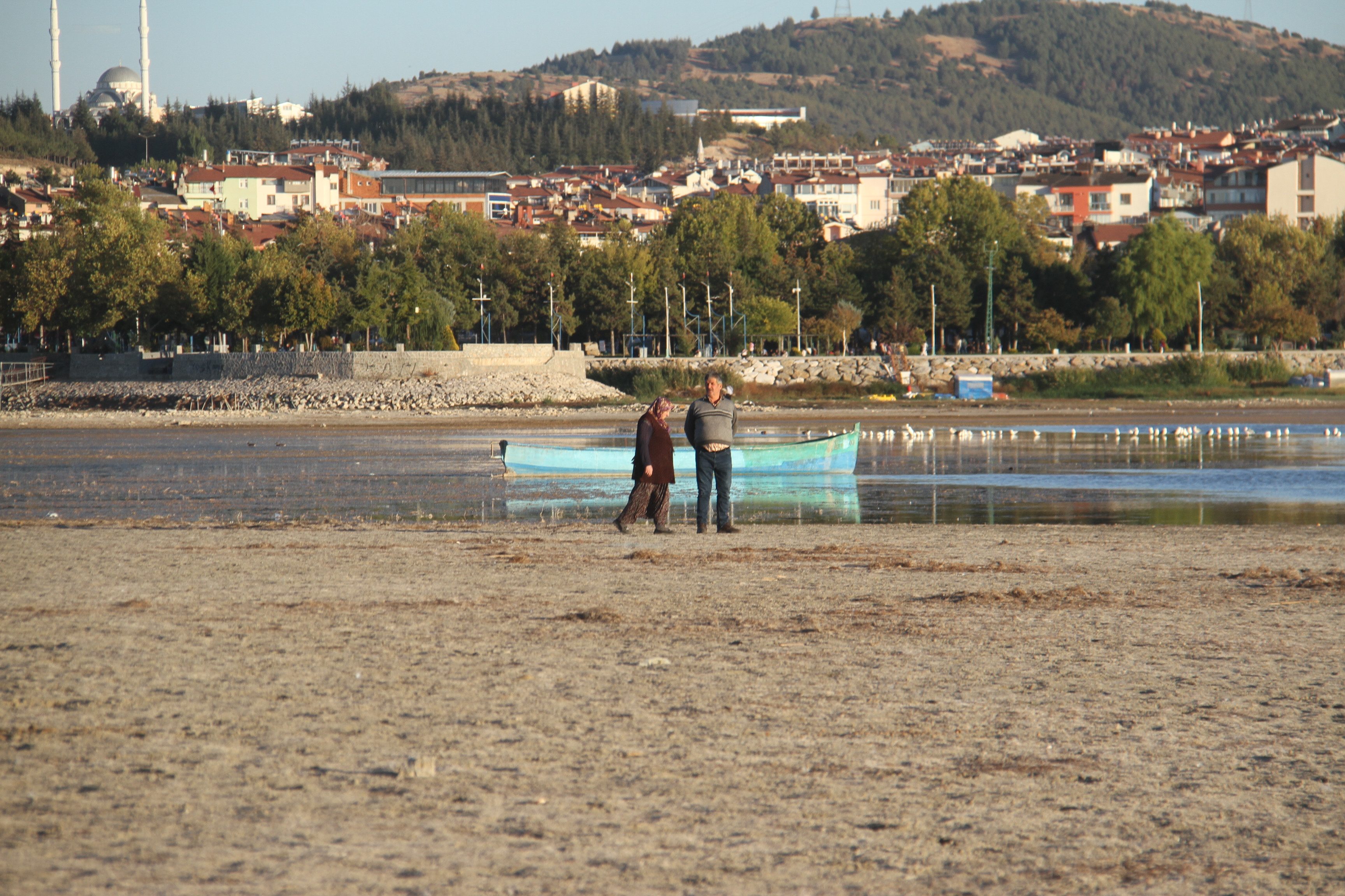 Beyşehir Gölü Kuruyor: Balıkçıların Ağ Attığı Yerlerde İnsanlar Yürüyor