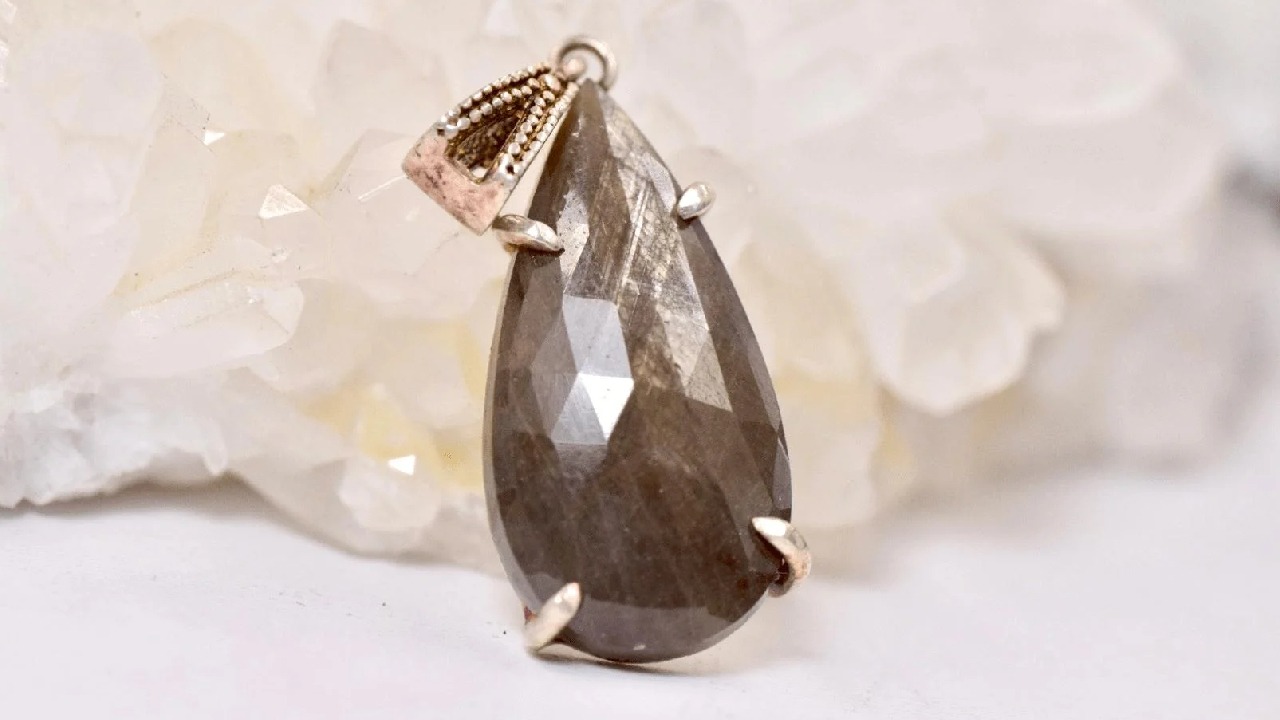 Safir Kolye Modelleri ile Göz Alıcı Kombinler Yapın