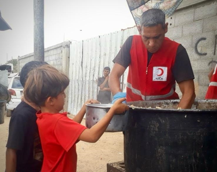 Türk Kızılay Gazze’de ateşkes sonrası yardımlarını artırdı