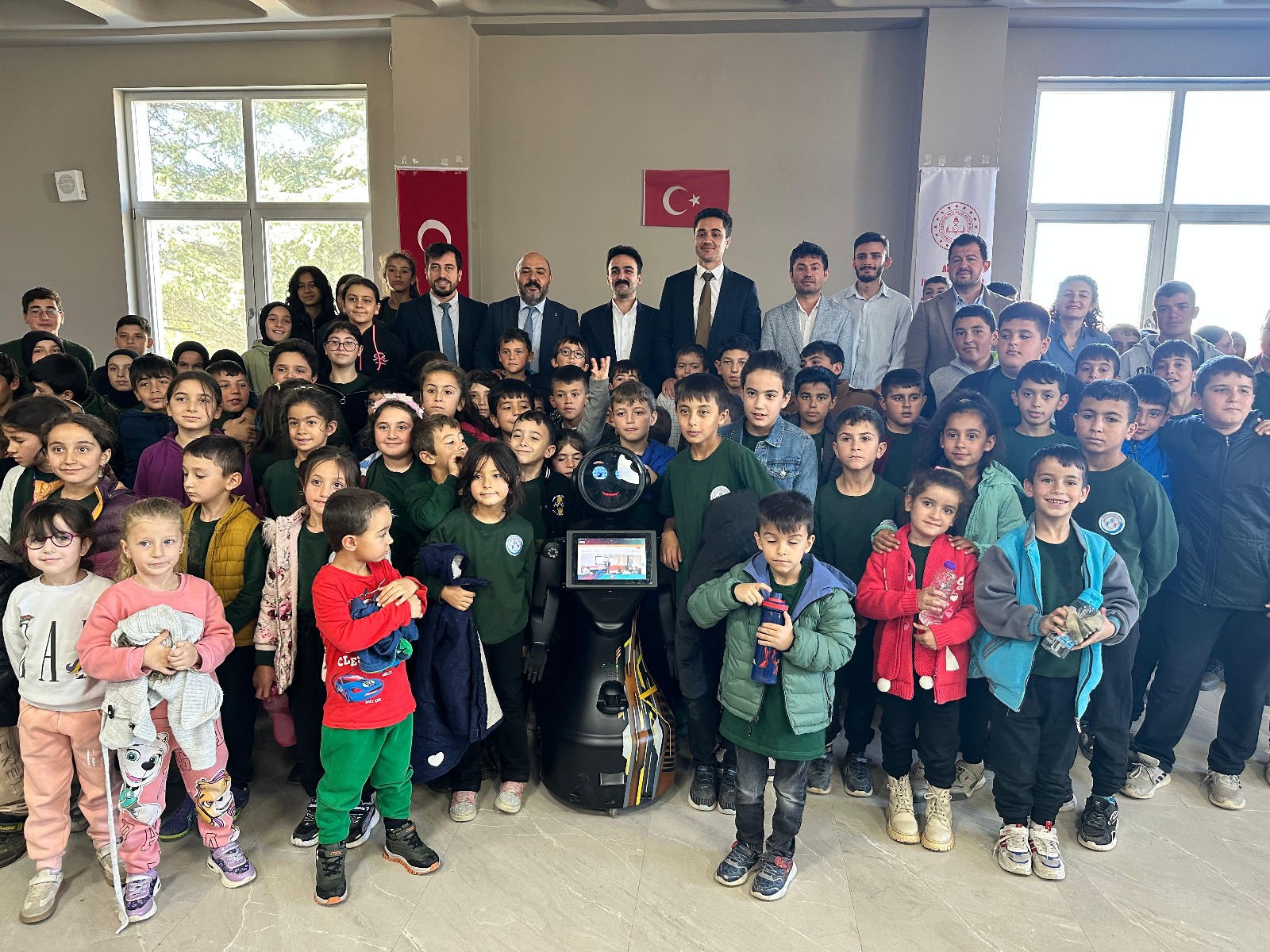 Ahırlı’da Öğrencilere Yönelik Teknoloji ve Robotik Sunumu Gerçekleştirildi