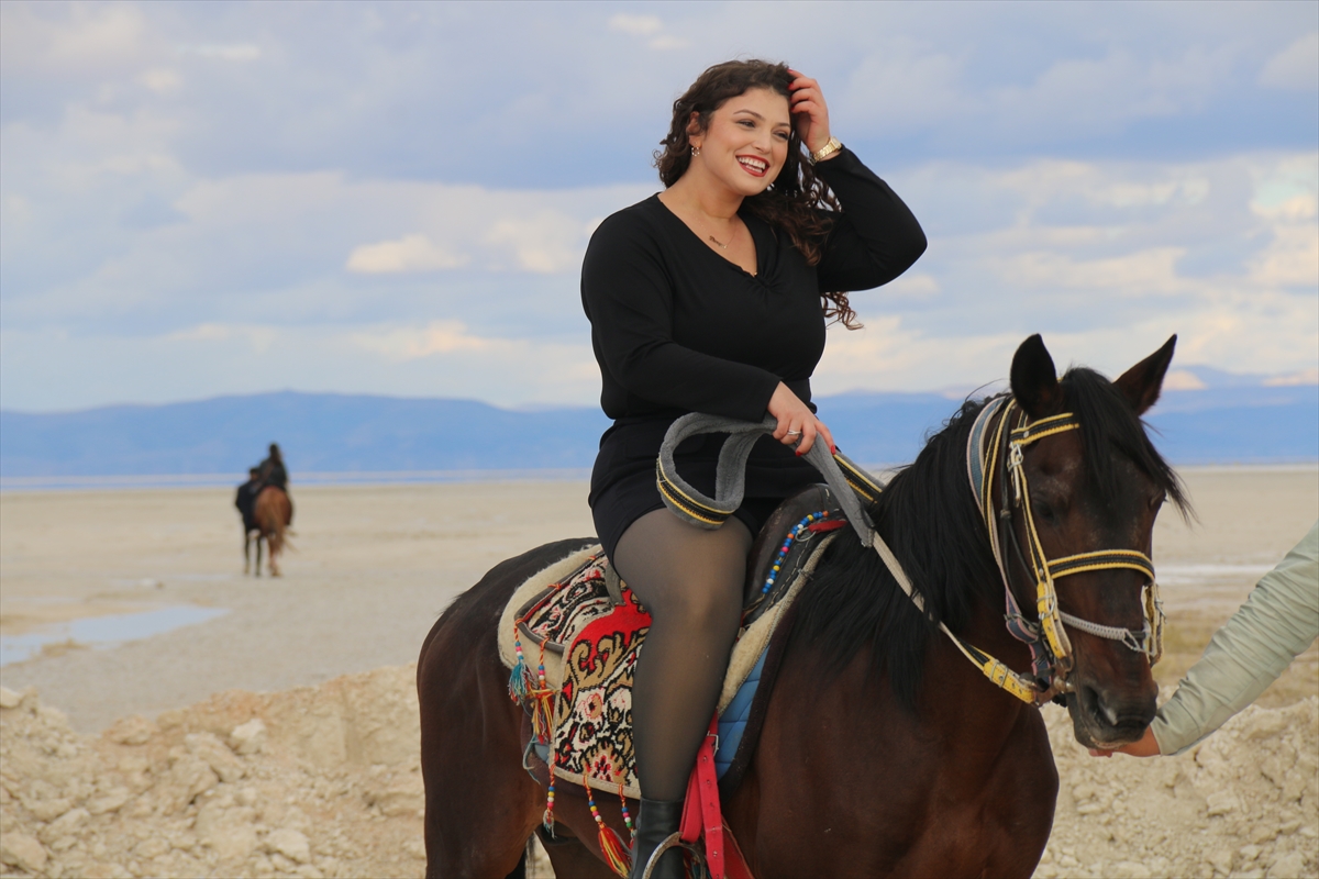  Tuz Gölü, at ve ATV turlarıyla turistlerin gözdesi oluyor