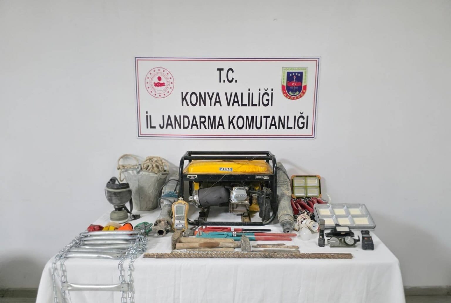 Konya'da Define Avcıları 25 Metrelik Çukura Düştü