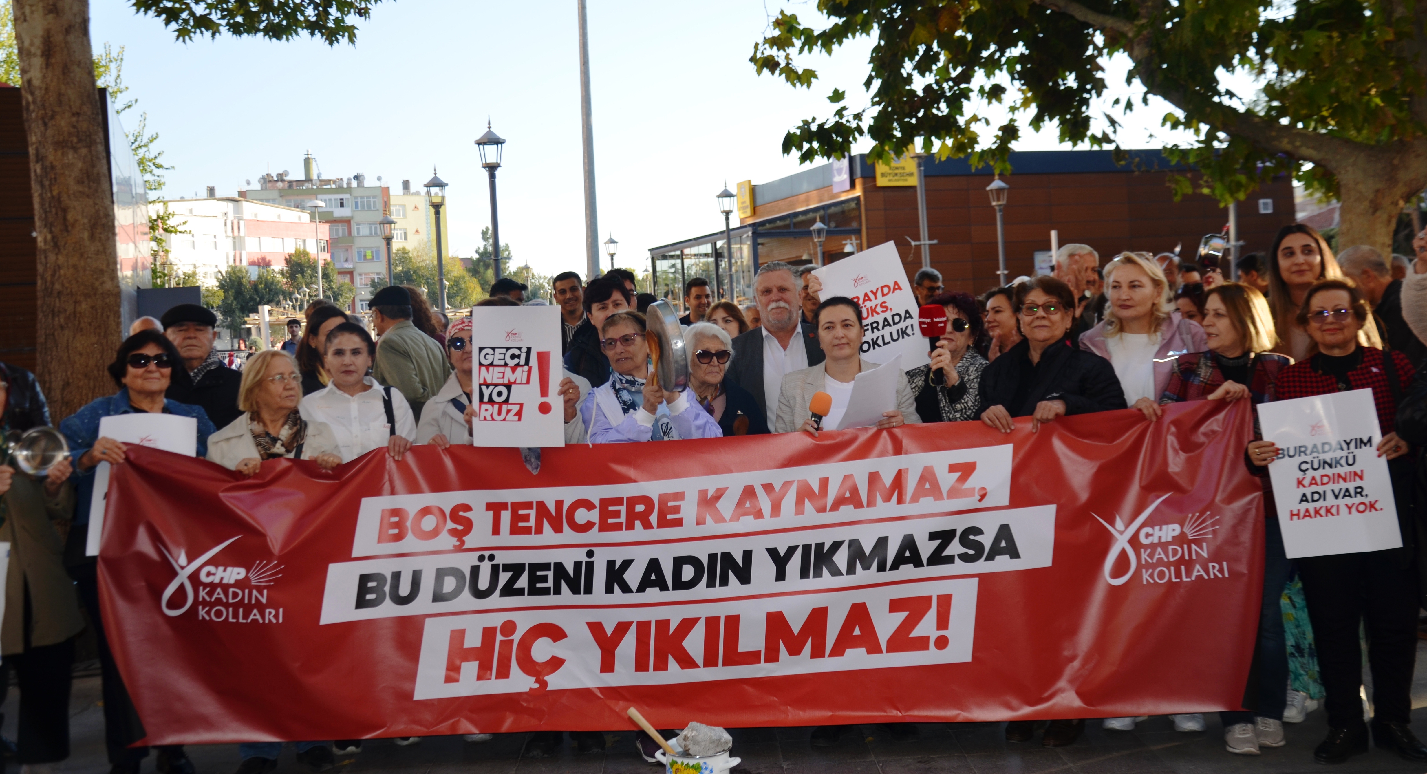 CHP'li Kadınlardan "Boş Tencere" Eylemi: Yoksulluğun Cinsiyeti Var, Bu Düzen Değişmeli!