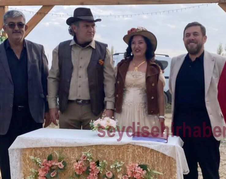 Konya'da Unutulmaz Bir Düğün: Mısır Tarlasında At Üstünde "Evet" Dediler