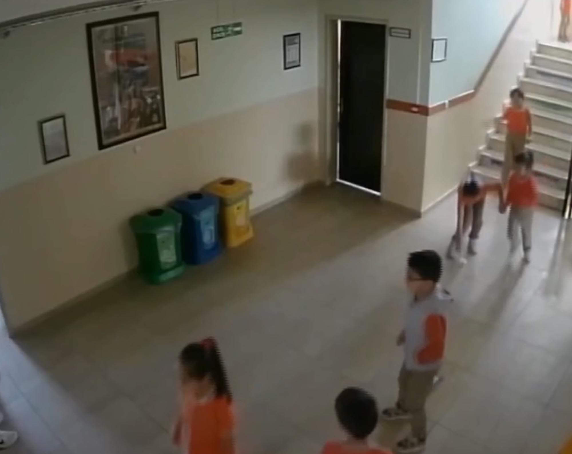 Koridordaki atıkları geri dönüşüm kutusuna koyan öğrenciler ödüllendirildi